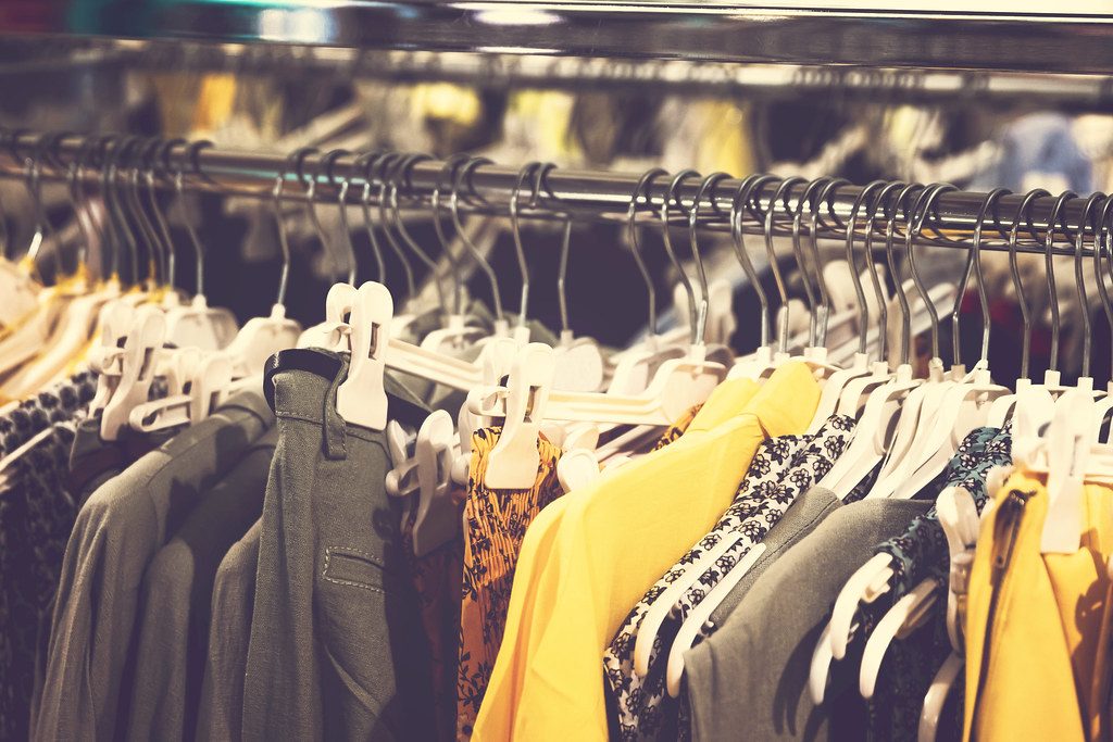 店内に並ぶカラフルな服