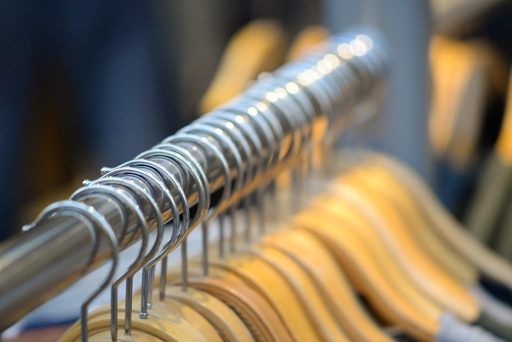 ハンガーに掛かった服のアップ