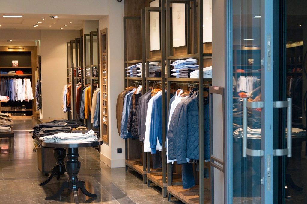 服が並ぶ明るいお店