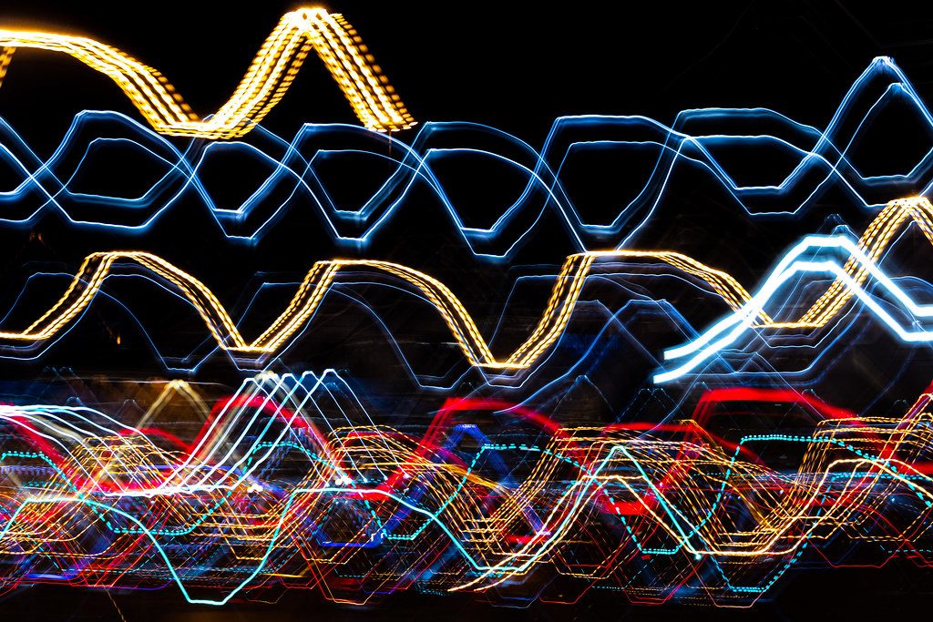 夜の街の光の軌跡