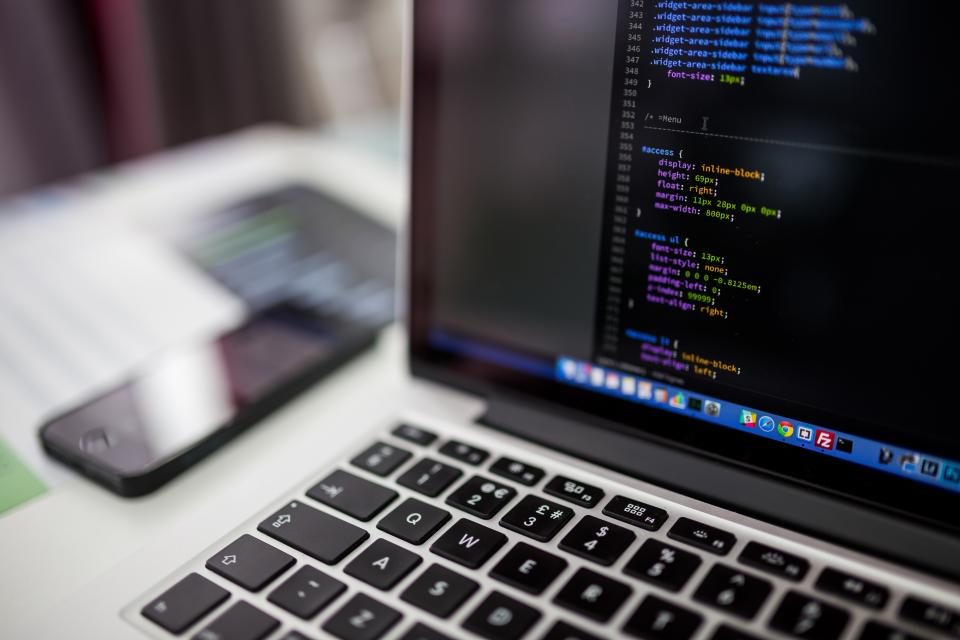 コードが表示されたノートパソコン