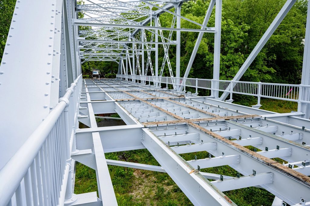 白い鉄骨の橋