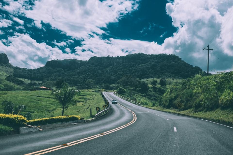 山あいを抜ける新しい道路