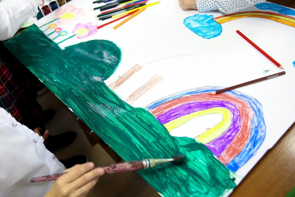 絵の具で描いた大きな虹