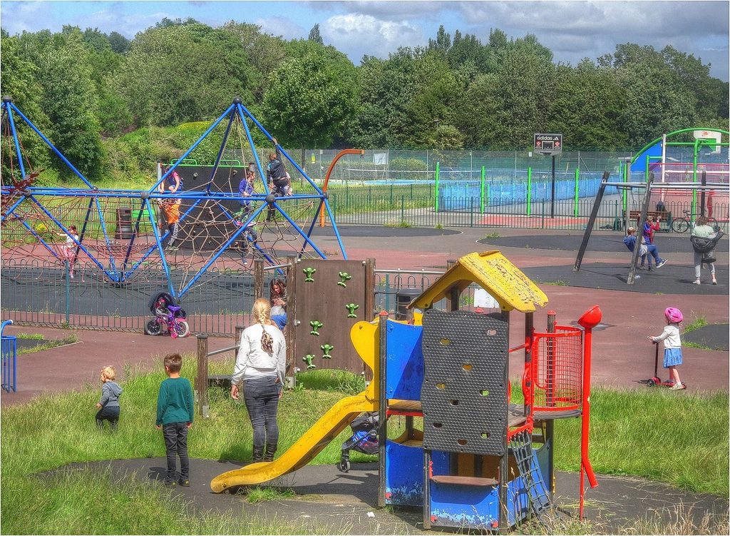 すべり台のある公園の遊具